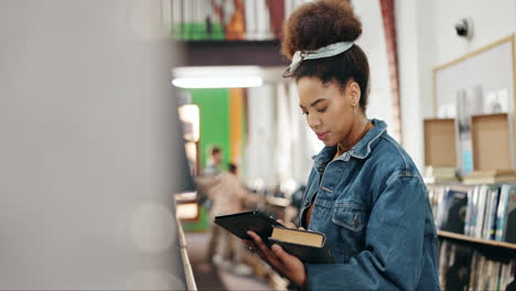 mujer estudiando en una biblioteca