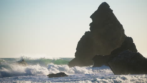 Waves-hitting-a-rock-in-slow-motion