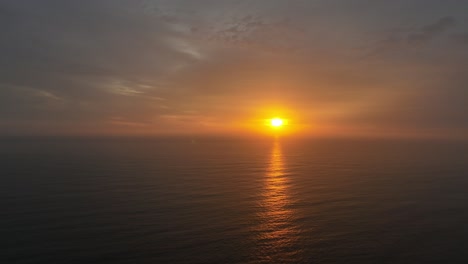 Hermosa-Vista-Del-Atardecer-Desde-El-Paisaje-Marino-De-Lima,-Perú