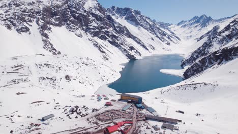 lago inca con imponentes montañas de los andes en la estación de esquí de portillo, chile, sudamérica