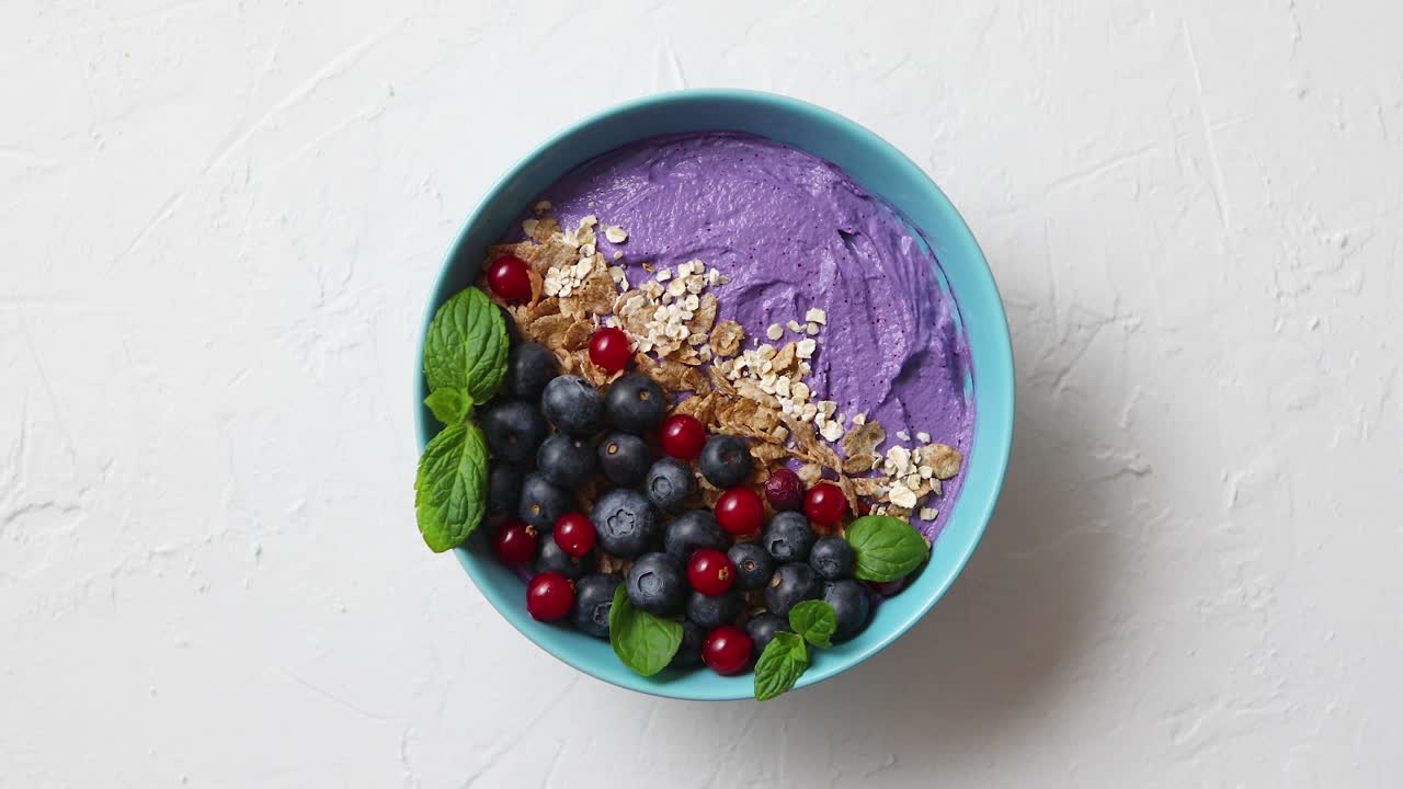 건강 식품 개념 신선한 과일 블랙베리와 건포도 요구르트 또는 귀리와 조각을 곁들인 스무디