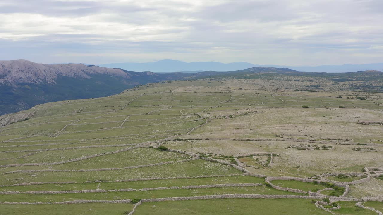аэрофотосъемка лунного плато в башке на острове крк, хорватия