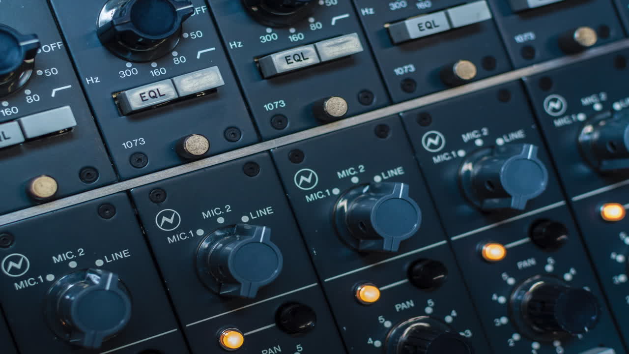 controlador digital de consola para estudio de música, equipo de dj, botones y perillas de luz, mezclador de audio, ecualizador, amplificador, parpadeo de luz, fondo de bucle