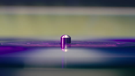 girar el disco, girar el reproductor de vinilo, girar la plataforma giratoria de vinilo de cerca, la aguja macro tocando música, pista de audio analógica. resolución 4k.