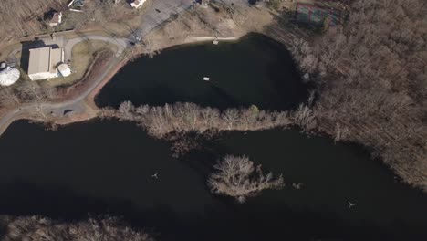 Vista-Aérea-Sobre-Un-Embalse-Y-Un-Lago-En-Highland,-Nueva-York-Con-Un-Parque