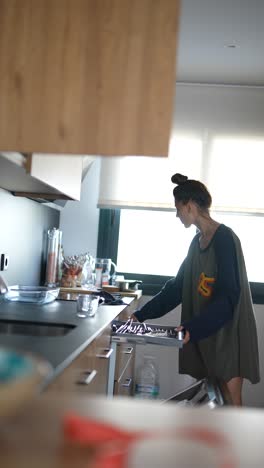 mujer en la cocina