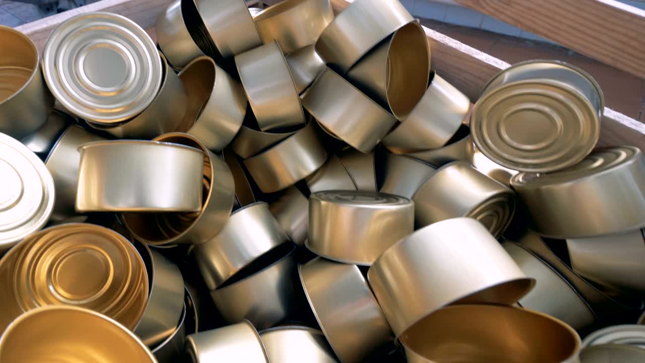 나무 컨테이너에 놓인 빈 통의 어리 위쪽.