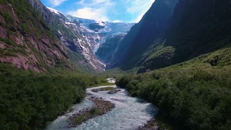 la hermosa naturaleza noruega del glaciar kjenndalsbreen.