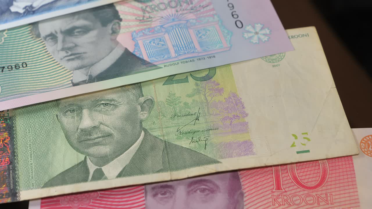 el aspecto del dinero de la corona estonia en la mesa.