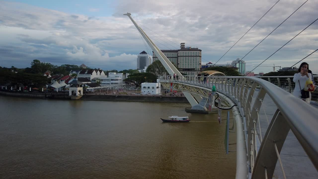 사라와크 주 쿠칭 워터프론트 (kuching waterfront) 에서 사라와크 강 (sarawak river) 의 경치