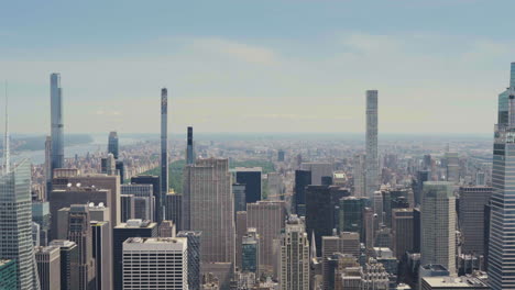 Vista-Panorámica-De-Manhattan-Con-El-Parque-Central-Y-Torres-Súper-Altas,-Tiro-Inclinado