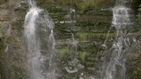 imágenes de drones sobre la hermosa cascada "alferello" - italia, emilia romagna