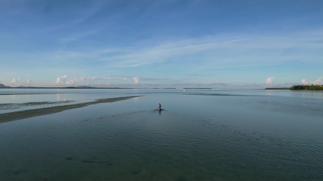 얕은 곳에서 물고기를 낚는 현지 인도네시아 어부