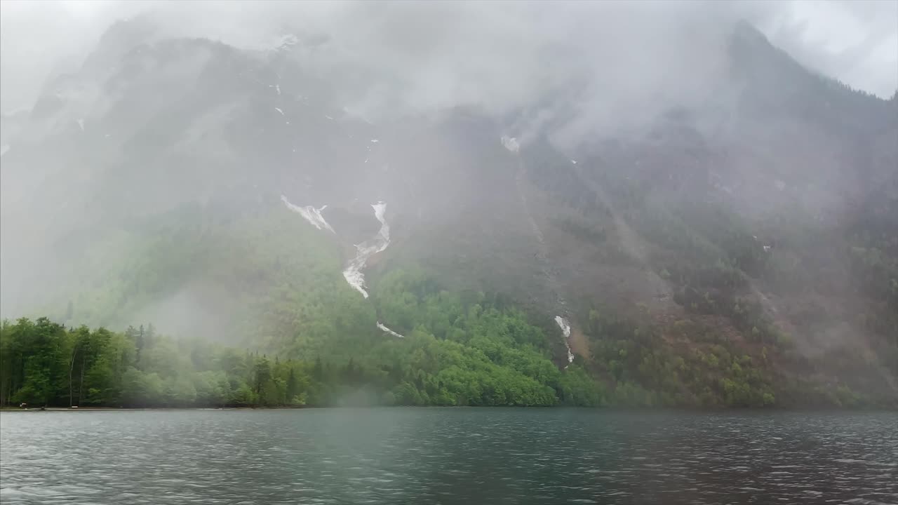 안개가 가득한 산과 호수 풍경