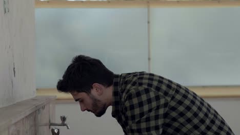joven musulmán tomando abluciones para rezar en la mezquita 4