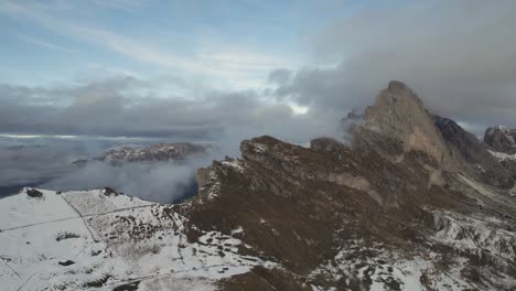 Vídeo-Aéreo-De-Montañas-Rocosas-Parcialmente-Cubiertas-De-Nieve-En-Invierno-En-Los-Alpes-Italianos