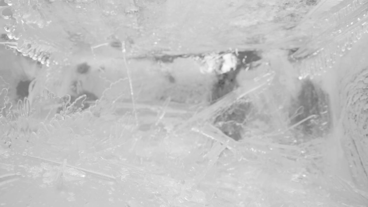 Scatto macro dall'interno di un blocco di ghiaccio con cristalli di ghiaccio
