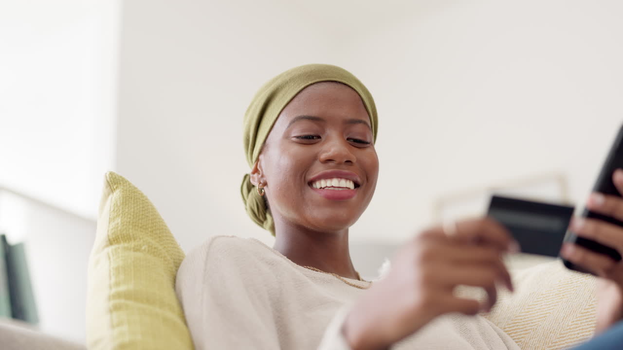 전화, 신용카드, 흑인 여성 온라인 쇼핑