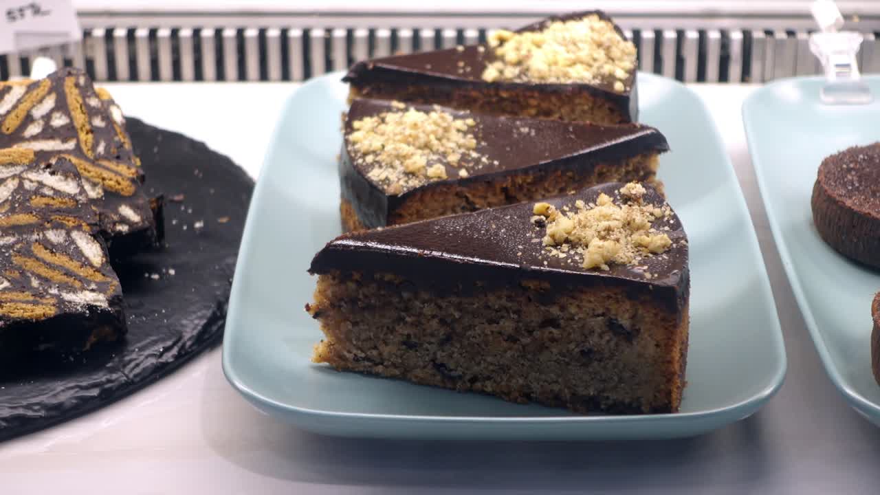 pasteles de chocolate expuestos en una panadería