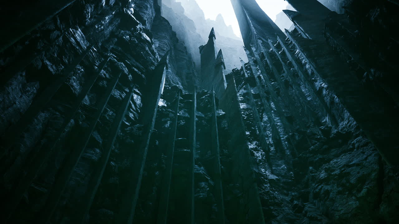 impresionante vista de acantilados dentados bajo una luz brillante en un paisaje místico