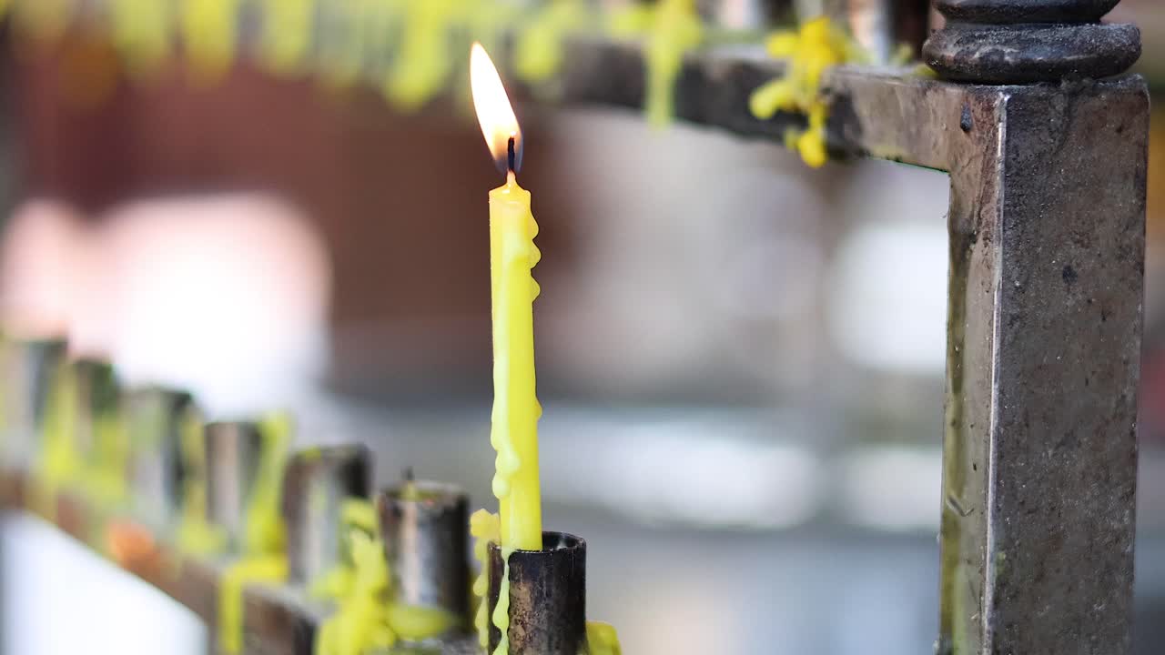 el lapso de tiempo de una vela que se derrite rápidamente