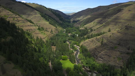 volando alto sobre el parque estatal cottonwood canyon en el condado de wasco, oregon