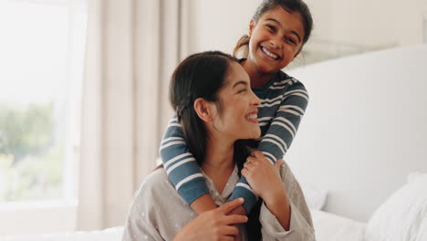 Madre,-Niña-Y-Abrazo-En-La-Cama-Con-Una-Sonrisa-En-Casa