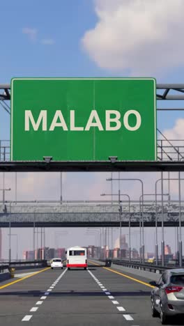 signo de carretera en malabo, guinea ecuatorial con un avión en el cielo