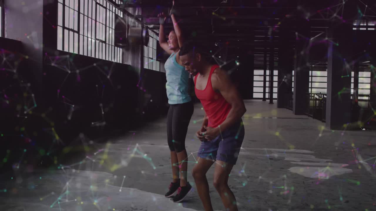 animación de redes de conexiones sobre hombre y mujer haciendo burpees, haciendo ejercicio en el gimnasio