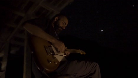 Guitarra-De-Fogata-De-Naturaleza-Iraní-Tocando-Una-Gran-Celebración-De-Fiesta-Familiar-En-El-Jardín,-Reunidos-En-La-Mesa,-Familiares-Y-Amigos,-Jóvenes-Y-Ancianos-Comen,-Beben,-Pasan-Platos-Y-Se-Divierten