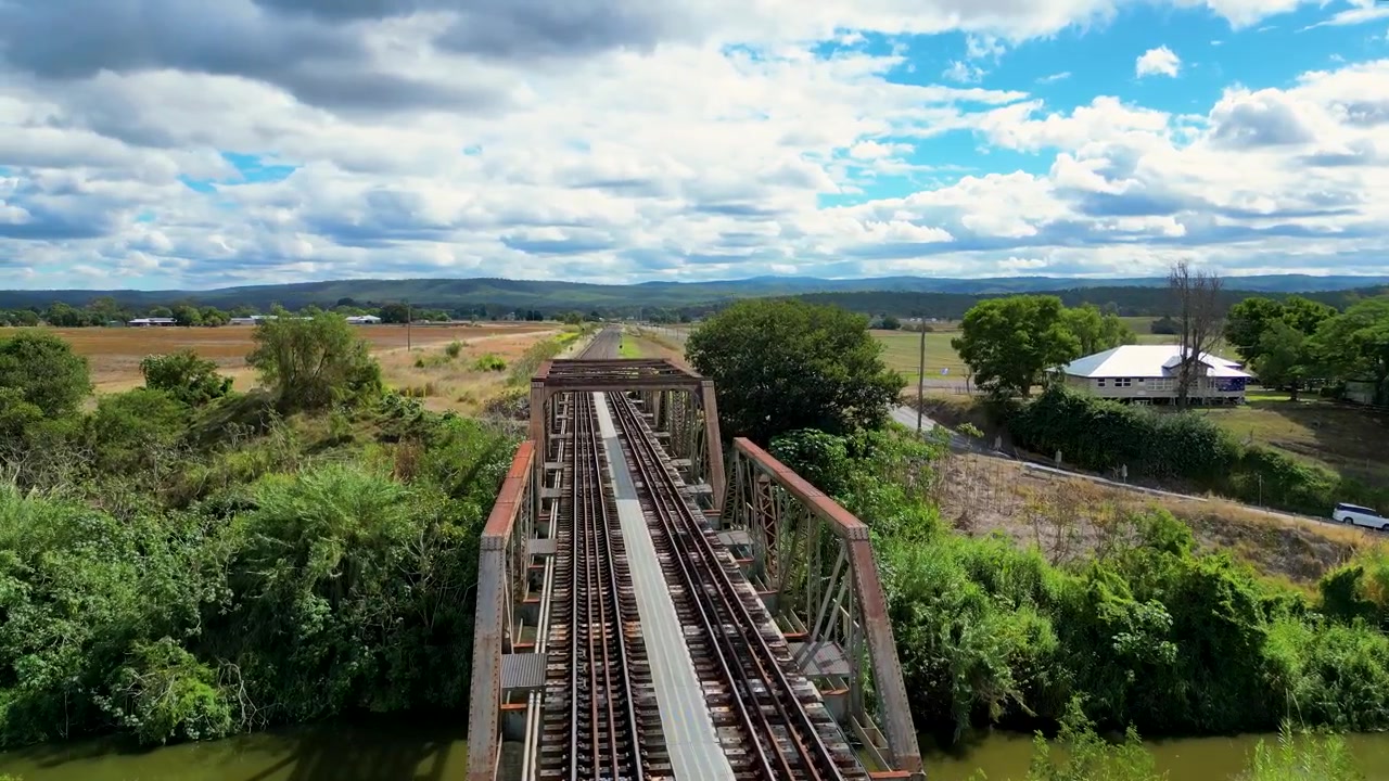 Een spoorbrug in landelijk Australië.