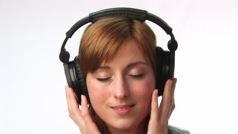 mujer escuchando música