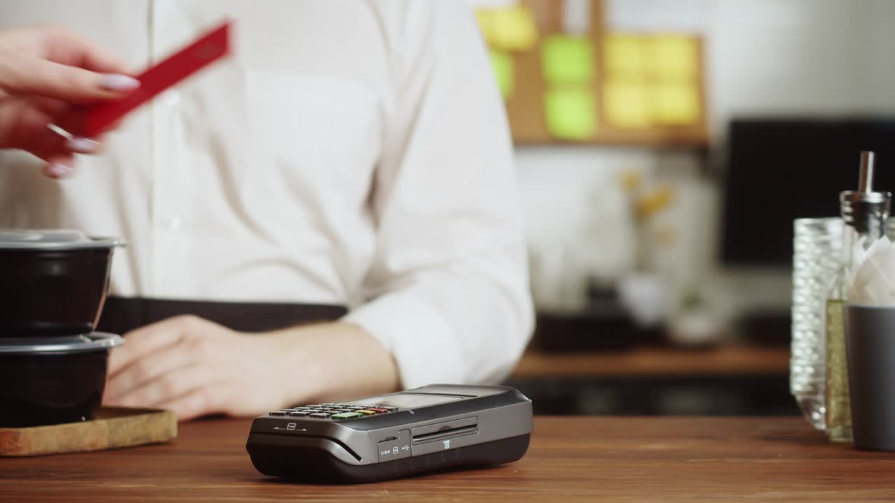 카페에서 신용 카드로 지불하는 것, 터치프리 및 콘택트리스 식품 쇼핑, nfc 기술 개념, 식사 또는 음료를 가져가는 것.