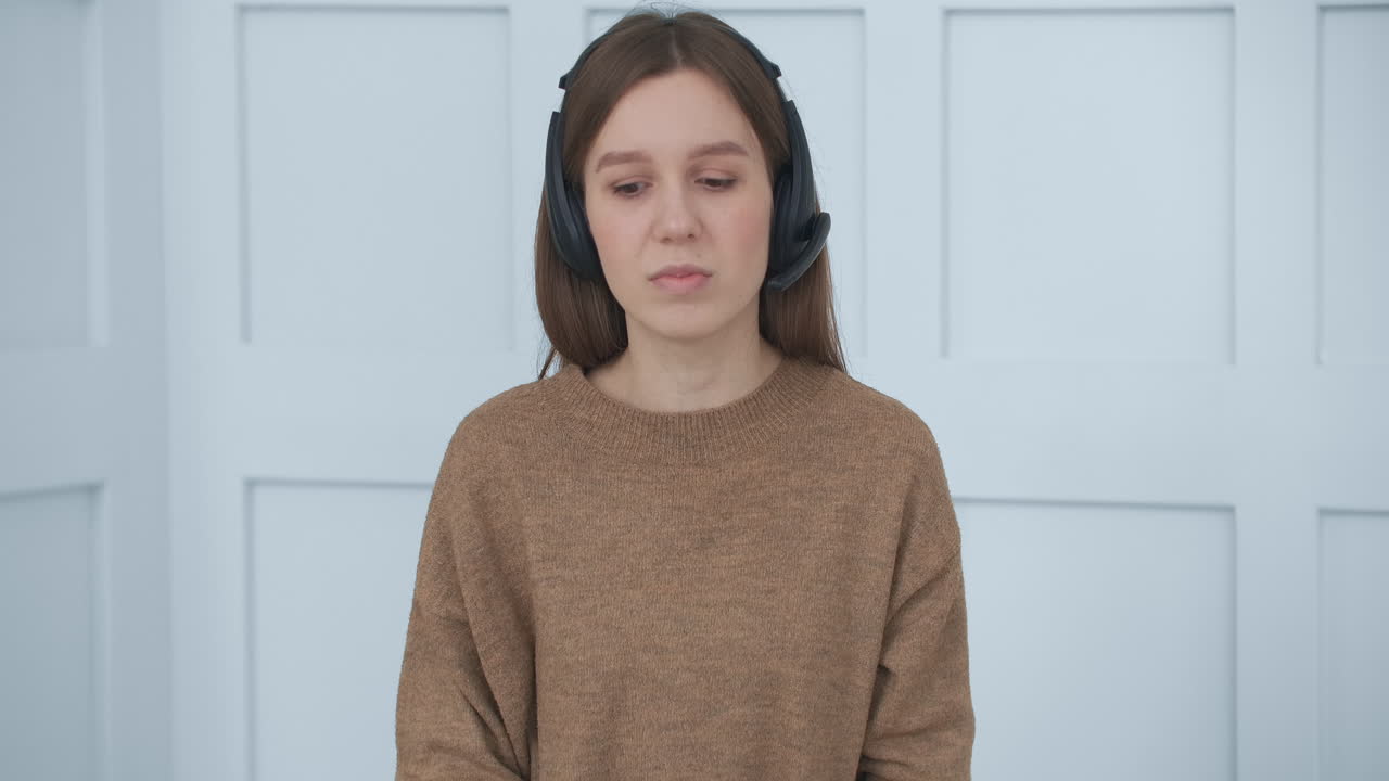 escuche la conferencia del seminario en línea o participe en una llamada de conferencia de una mujer con una mujer líder, entrenador, mentor, hablando durante un chat de video virtual, transmisión en línea de capacitación