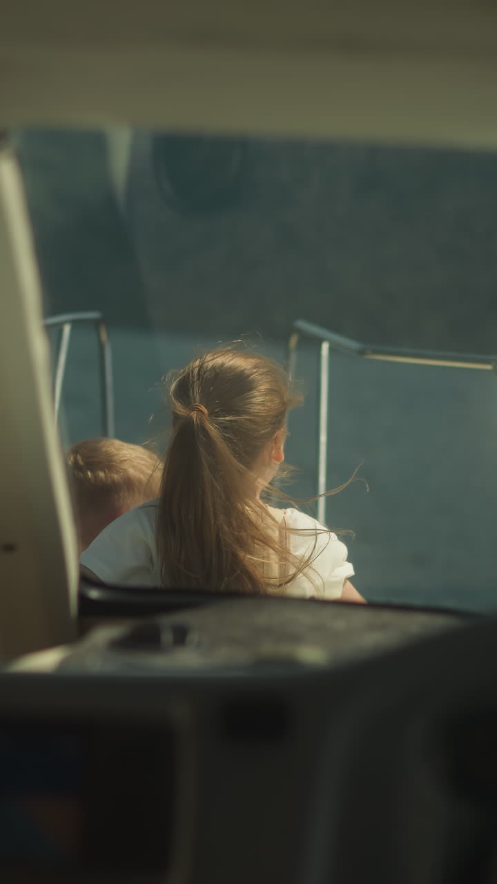 девочка указывает вперед на моторную лодку с младшим братом, вид из кабины пилота. счастливые дети наслаждаются экзотическим ландшафтом, плавают на современной яхте в отпуске