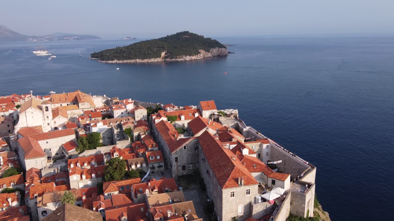 Turisti in visita alle mura fortificate della città e alle case medievali di Dubrovnik