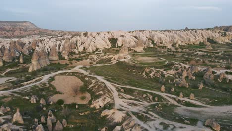 drone aéreo girando sobre un paisaje escénico con rocas inusuales una formación llamada chimeneas de hadas en goreme, capadocia, turquía