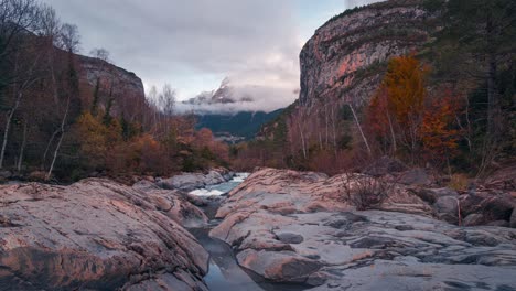 en el río ordesa parque nacional mondarruego montaña timelapse en el otoño temporada de otoño en una hermosa puesta de sol nublada de otoño