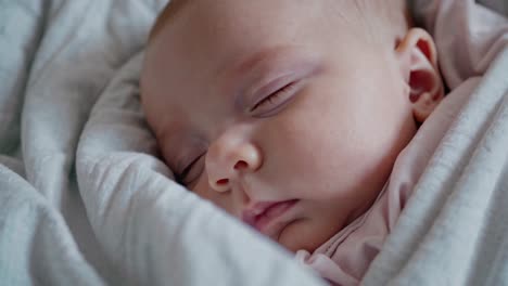 una niña durmiendo.