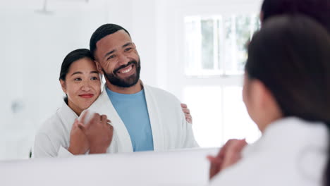 amor, feliz y joven pareja en el baño