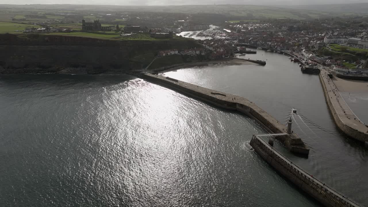 побережье йоркшира уитби аббатство пирс гавань город воздушный пейзаж сша