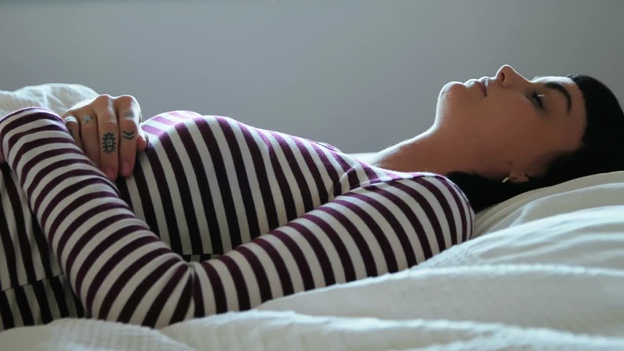 집의 침실에서 잠을 자는 여자 4k