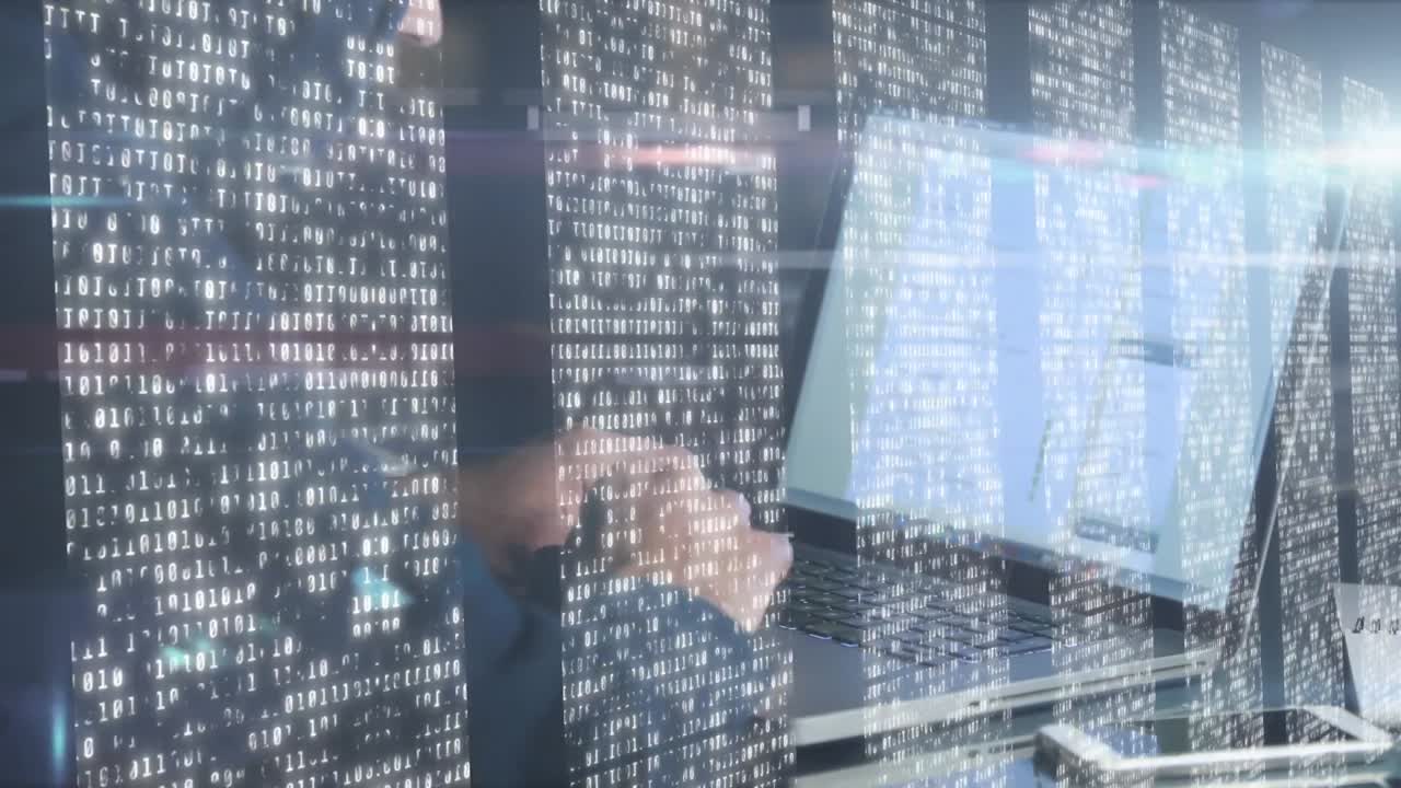animación de datos con el hombre trabajando en su computadora portátil