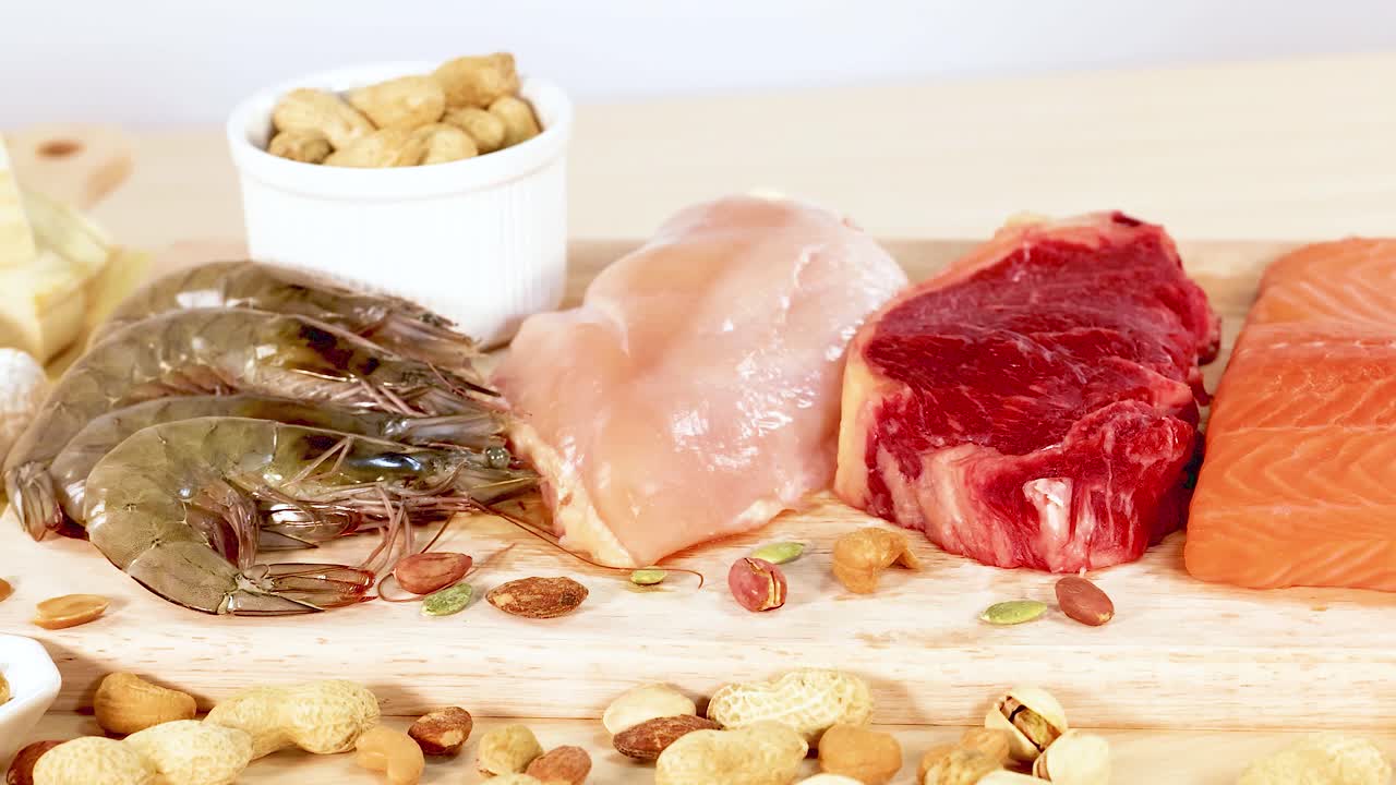 un arreglo vibrante de varias fuentes de proteínas, incluidas carnes, mariscos, nueces y productos lácteos, capturados en una iluminación natural brillante