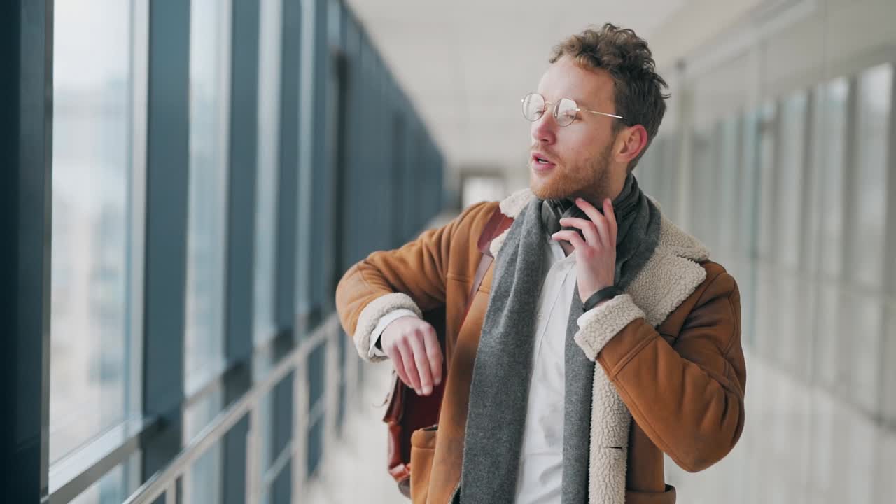 Bell'uomo riccio che indossa le cuffie e ascolta musica.