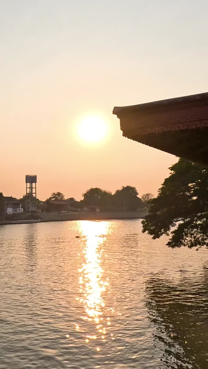 평화로운 강변 지역 사회 뒤에 해가 지고