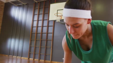 Jugadora-De-Baloncesto-Caucásica-Vistiendo-Ropa-Deportiva,-Regateando-Pelota