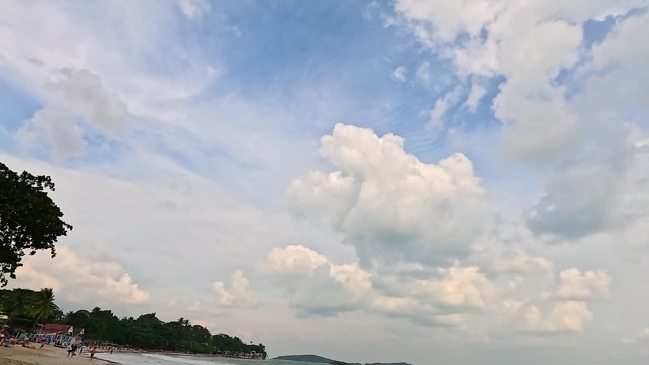 파도 와 구름 이 있는 편안 한 해변 장면