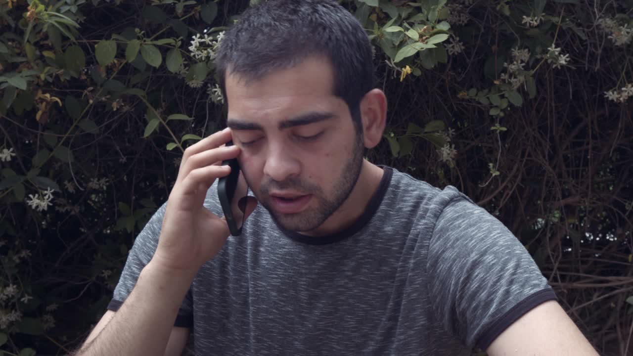 자연의 야외 컨셉에서 드폰으로 대화하는 젊은 남자