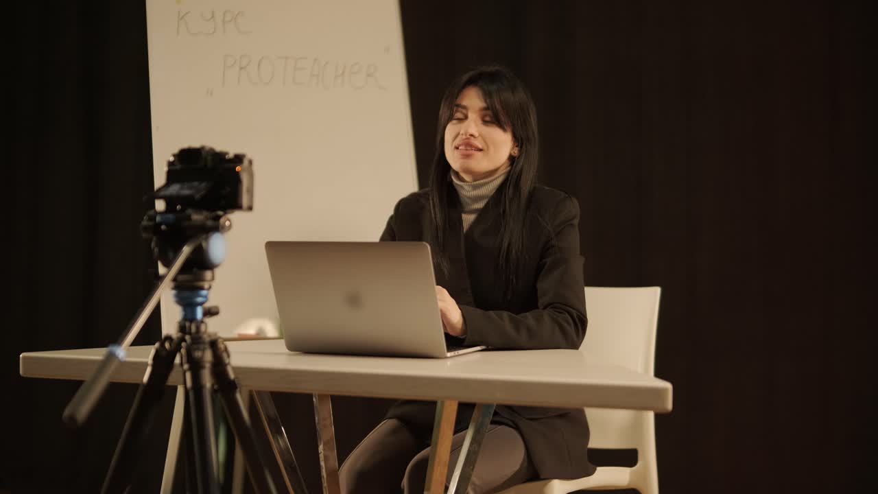 gerente femenina grabando un curso de video educativo